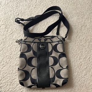 Excellent condition coach bag great for travel and has no mark or stain.